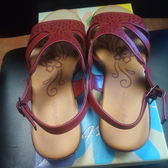 NEW Easy Street Red Bolt Slingback Sandals  Size 10 New w/box - Picture 5 of 7